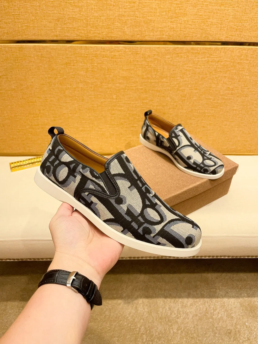 Factory price 380🔥[Dior] The latest 2024 new model is carefully crafted and set off the audience! An international brand that continues to innovate. This men's all-season casual shoe, the original version, has an all-leather upper, breathable and comfortable leather feet ➕Rubber non-slip outsole, breathable and comfortable, quality speaks for itself👄Color: two colors Size: 38-44